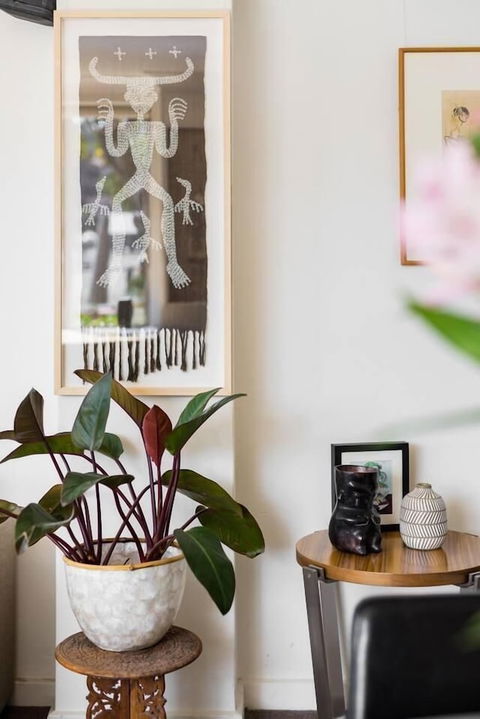 Waterfront Apartment Brimming With Inspirational Artwork - Accommodation Brisbane 5
