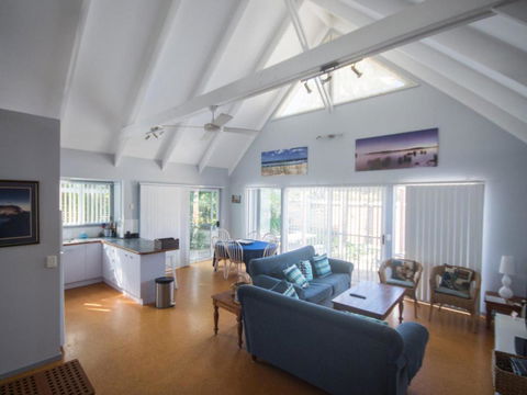 Affordable Twin Peaks 1 - Accommodation Brisbane 5