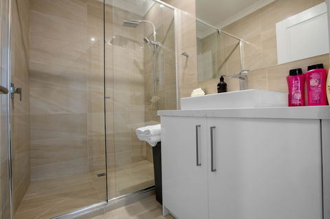 AUJOY 3 Bed Townhouse Burwood 1 - Accommodation Brisbane 2