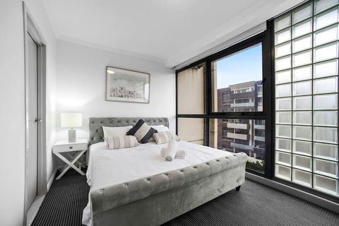 Stylish & Spacious Apt With Double Living Room - Accommodation Brisbane 2