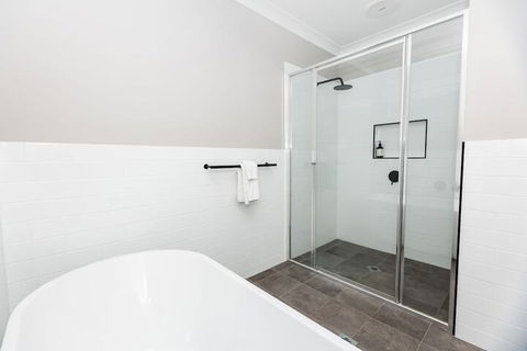 Best Central Wagga Townhouse - Accommodation Brisbane 7