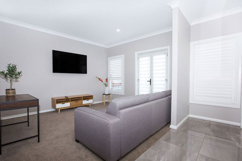 Best Central Wagga Townhouse - Accommodation Brisbane 1