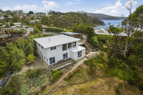 Hidden Bay - 5 BR Luxury Waterfront - Accommodation Brisbane 3