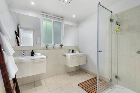 Hidden Bay - 5 BR Luxury Waterfront - Accommodation Brisbane 7