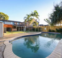HomeHotel 4 Bedroom  Homeoffice with Nice Pool - Accommodation Brisbane