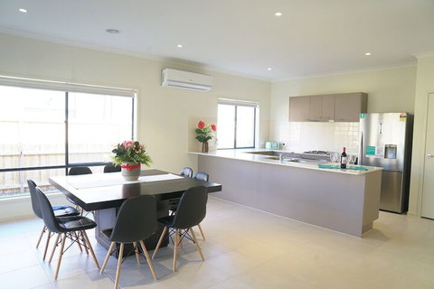 Brand New 4 Bedrooms House - Accommodation Brisbane 4