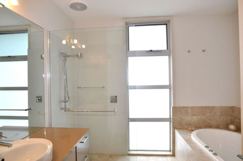 LA MER Centrally Located Free Wifi - Accommodation Brisbane 6