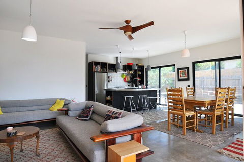 Armstrongs Close TO Beach - Accommodation Brisbane 3