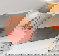 Balcony Retreat Apartment by Ready Set Host - Accommodation Brisbane