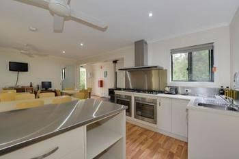 Airwalk Lodge Hostel - Accommodation Brisbane 0