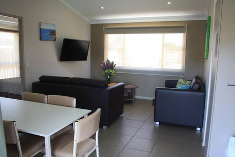 The Bowlo Holiday Cabins - Accommodation Brisbane 7