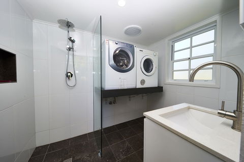 Paradise Bungalow Waterfront - Accommodation Brisbane 3