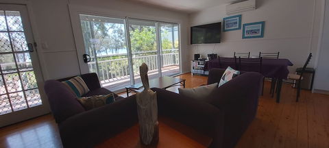 Paradise Bungalow Waterfront - Accommodation Brisbane 6