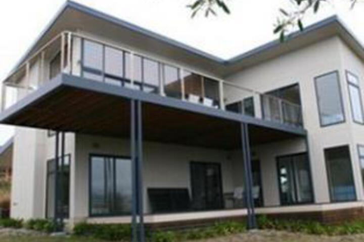 Binalong Bay TAS Accommodation Brisbane