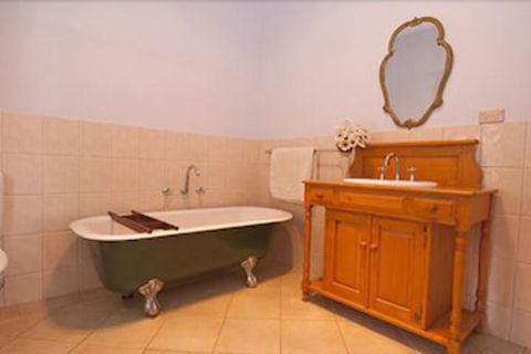Charlie Bates Cottage - Accommodation Brisbane 3