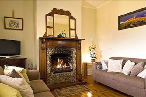 Charlie Bates Cottage - Accommodation Brisbane 1