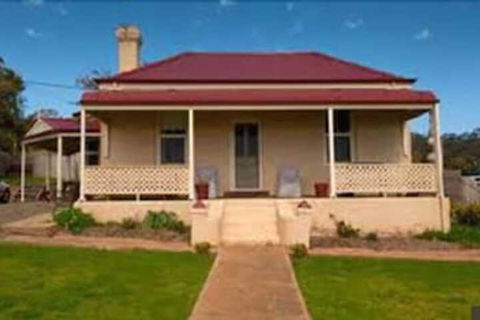 Charlie Bates Cottage - Accommodation Brisbane 0