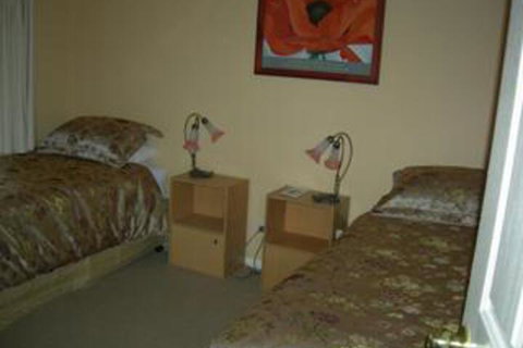 Busy Buzz B & B - Accommodation Brisbane 0