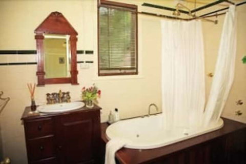 Fawkes House Country Spa Retreat - Accommodation Brisbane 4