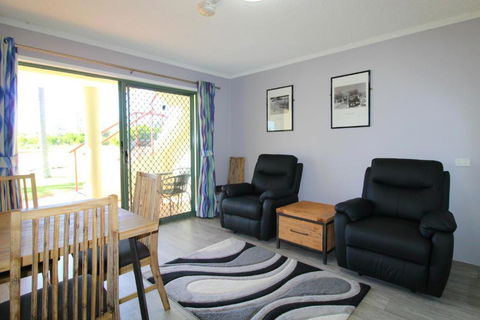 Beachfront 2 25 Willow Street - Accommodation Brisbane 3