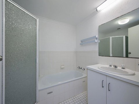 Intrepid Close Seaspray Unit 03 4 - Accommodation Brisbane 5