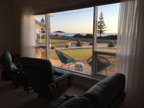 Jewel Of The South Beachfront Holiday Rental - Accommodation Brisbane 5