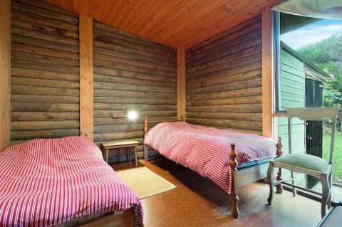98 Ocean Parade Rustic Log Cabin - Accommodation Brisbane 2