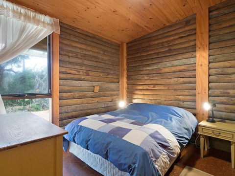98 Ocean Parade Rustic Log Cabin - Accommodation Brisbane 5