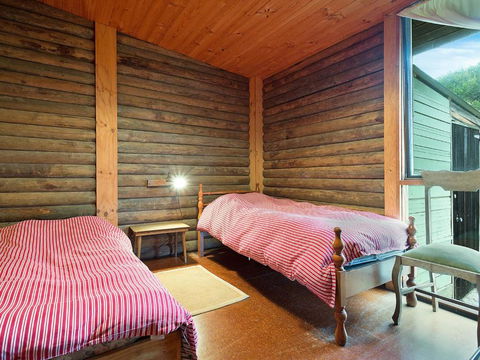98 Ocean Parade Rustic Log Cabin - Accommodation Brisbane 3