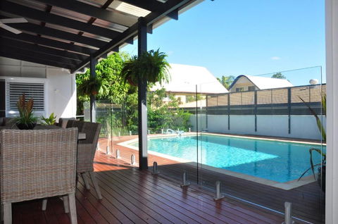 10 Double Island Drive Modern Family Home Centrally Located Swimming Pool & Outdoor Area - Accommodation Brisbane 1