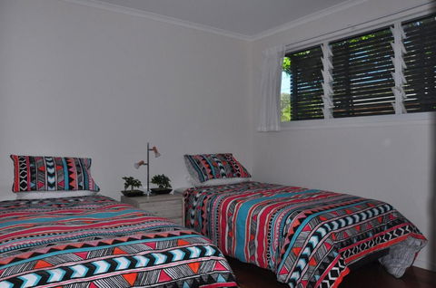 10 Double Island Drive Modern Family Home Centrally Located Swimming Pool & Outdoor Area - Accommodation Brisbane 6