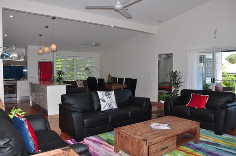 10 Double Island Drive Modern Family Home Centrally Located Swimming Pool & Outdoor Area - Accommodation Brisbane 4
