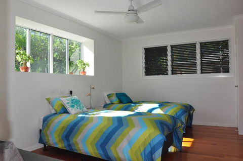 10 Double Island Drive Modern Family Home Centrally Located Swimming Pool & Outdoor Area - Accommodation Brisbane 2