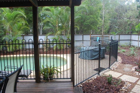 1 Naiad Court Lowset Family Home With Swimming Pool & Covered Deck. Pet Friendly - Accommodation Brisbane 4