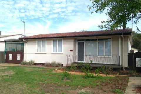 Large 5 Bedroom House With Wifi & Netflix Close To Taronga Western Plains Zoo - Accommodation Brisbane 7