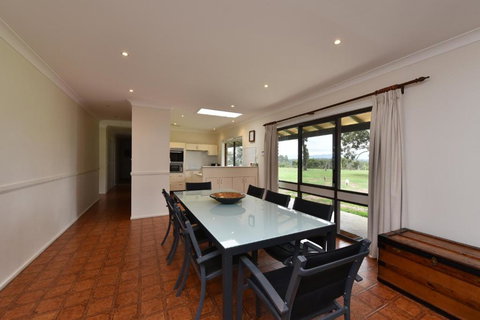 Nulkaba Escape Super Central Walk To Zoo Short Drive To Potters + Wineries - Accommodation Brisbane 1