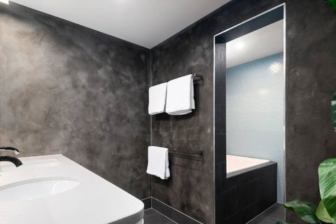 Spacious Designer Warehouse Melbourne CBD Apartment - Accommodation Brisbane 1