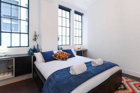Spacious Designer Warehouse Melbourne CBD Apartment - Accommodation Brisbane 2