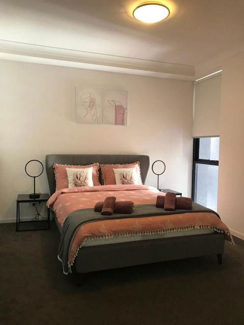 Elegant Design 2 Bed 2 Bath Apartment In Liverpool - Accommodation Brisbane 5