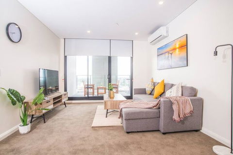 Refreshing 2bed2bath APT In Up&coming Liverpool - Accommodation Brisbane 5