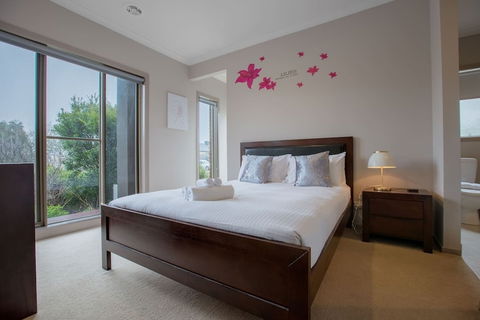 Gorgeous 4BR Home In Point Cook - Accommodation Brisbane 3