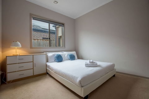 Gorgeous 4BR Home In Point Cook - Accommodation Brisbane 1