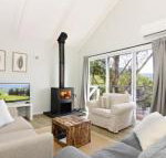 Treetops Newly renovated in the village - Accommodation Brisbane