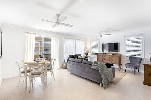 Bagnall Avenue 1 - Accommodation Brisbane 7