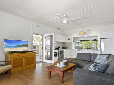 Bellevue Overlooking Serene Lake Woolumboola - Accommodation Brisbane 1