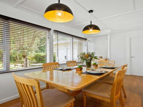 Bellevue Overlooking Serene Lake Woolumboola - Accommodation Brisbane 6