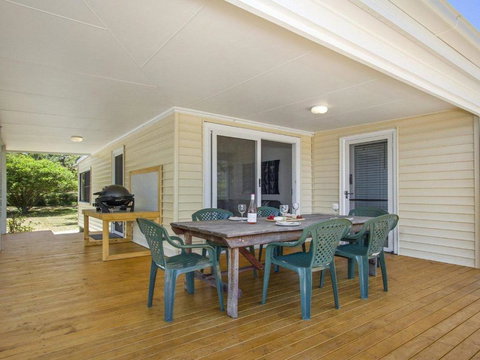 Bellevue Overlooking Serene Lake Woolumboola - Accommodation Brisbane 4