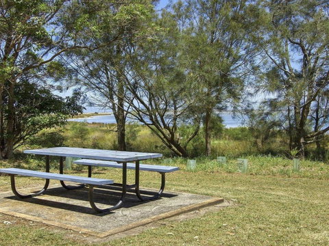 Bellevue Overlooking Serene Lake Woolumboola - Accommodation Brisbane 2