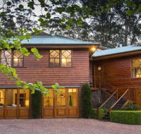 Treetops elegant inviting designer cedar home - Accommodation Brisbane
