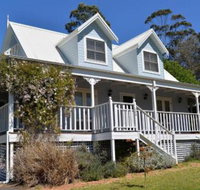 The Dolls House Charming 2 bedroom cottage just a short walk from the village - Accommodation Brisbane